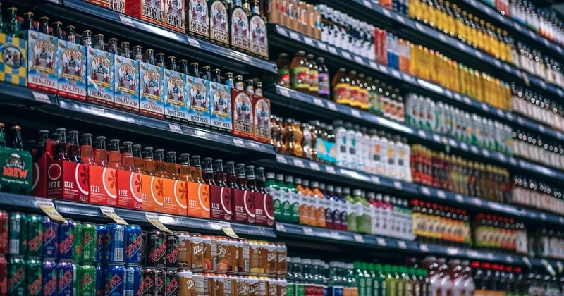 Мужчина подменил напиток на бутылку с мочой в магазине