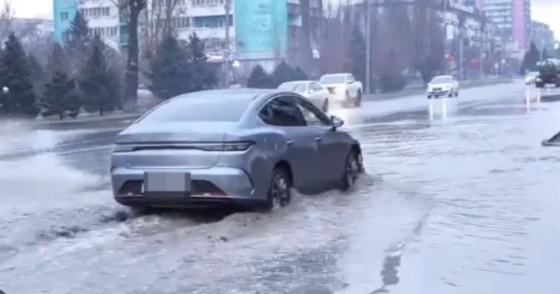 Последствия дождя и снегопада: затопило Семей (ВИДЕО)