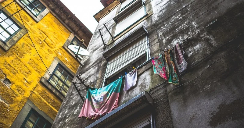 Павлодарку, выбросившую детей из окна, направили на лечение