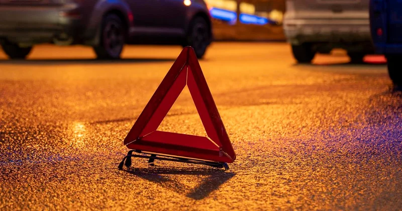 Авто снесло забор и газовую трубу и влетело во вор частного дома в Алматы (видео)