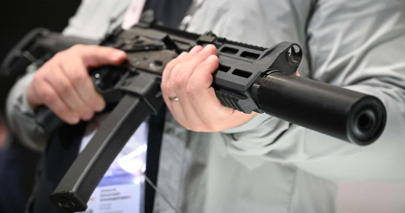 Мектептегі сейфті бұзып, қару ұрлаған ер адам сотталды