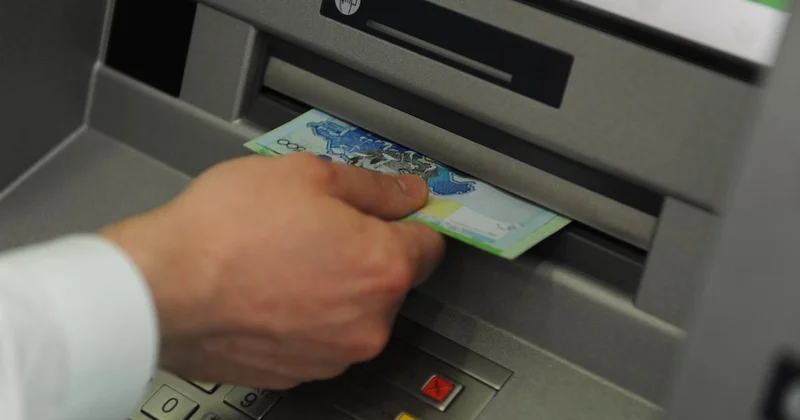 Сколько казахстанцев выбирают наличку