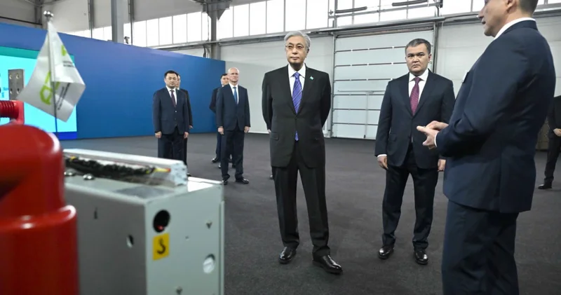 Қасым Жомарт Тоқаев өңдеу өнеркәсібі кәсіпорындарының көрмесін аралап көрді