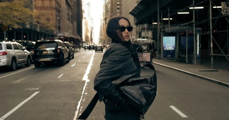 Гульназ Жоланова прогулялась по улицам Нью Йорка в стильном образе и вдохновила фанатов