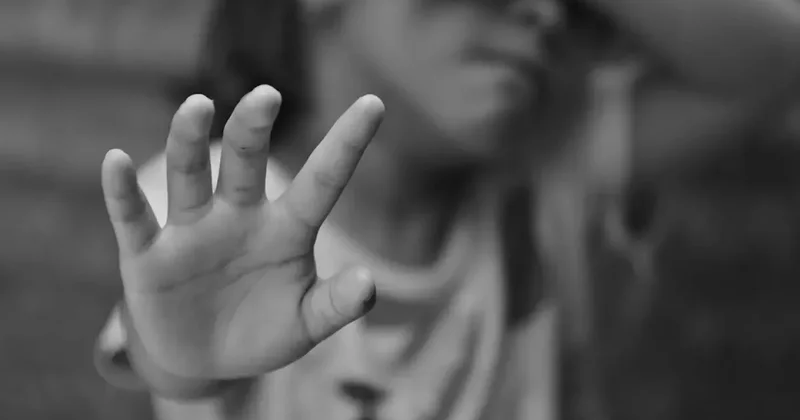 Толпа подростков изнасиловала школьницу из Актау, вырезав ей на руке оскорбление