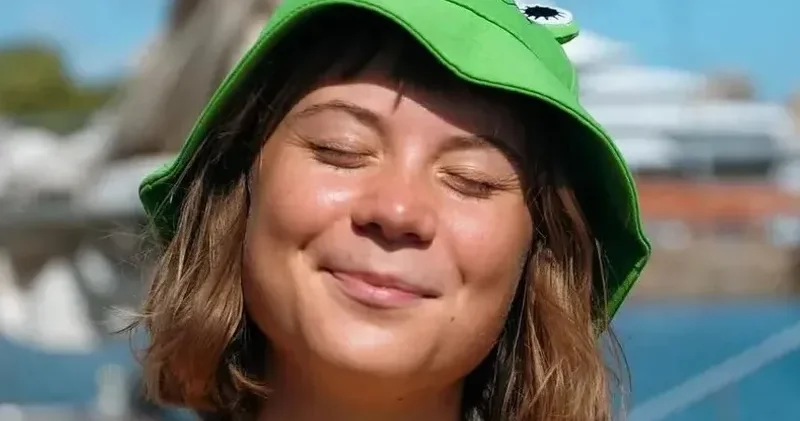 Мен геноцидке қарсымын! Лондонда тыйым салынған қозғалысты қолдаған Грета Тунберг қамауға алынды