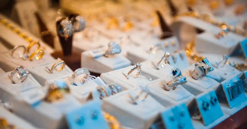 Новое дерзкое ограбление в Париже: у курьеров ювелирного магазина украли пять мешков драгоценностей