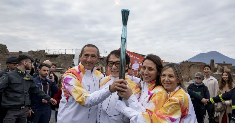 Джеки Чан пронес олимпийский факел по руинам Помпеи