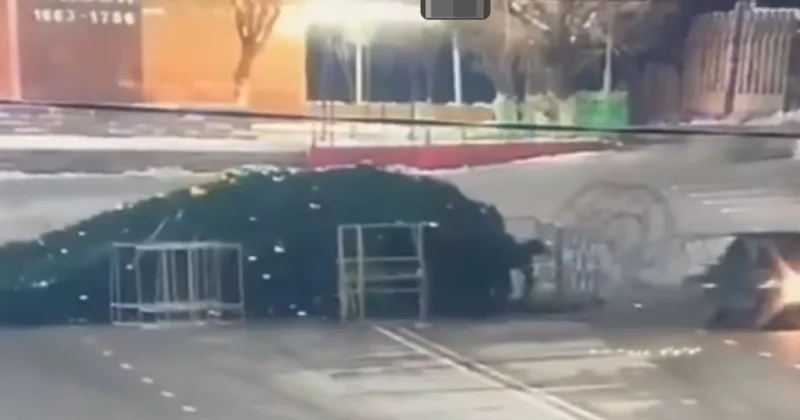 Елку на площади протаранил автомобилист в Туркестанской области