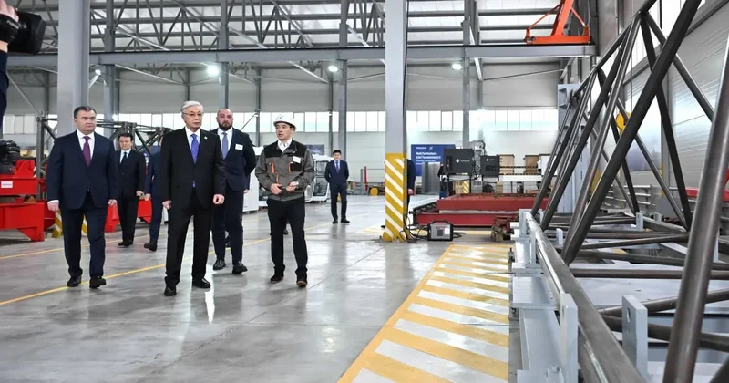 Токаев посетил завод по производству лифтов и башенных кранов в Астане