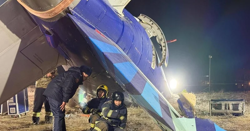 Это было страшно : Казахстан вспоминает жертв крушения самолета AZAL близ Актау ровно год назад