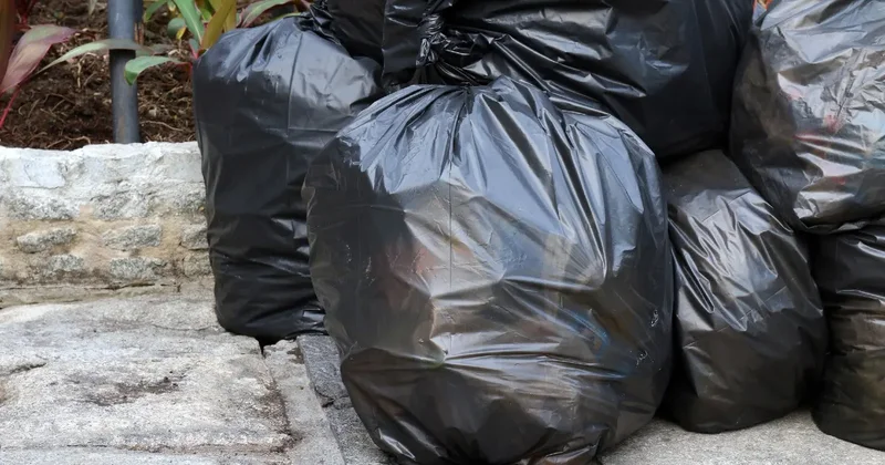 "Собирает мусор с улицы". Жители многоэтажки в Туркестанской области жалуются на соседа с захламлённой квартирой