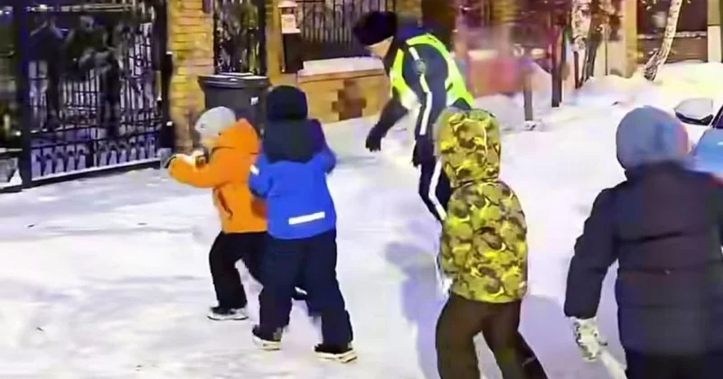 Самое милое видео : полицейские сыграли с детьми в снежки в Астане