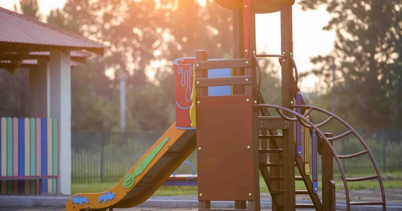 Аким Атырауской области: снимайте на видео тех, кто ломает детские площадки