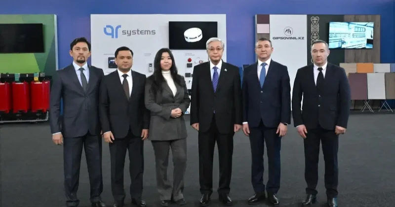 Токаев осмотрел выставку предприятий обрабатывающей промышленности