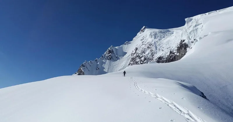Альпинист пострадал на пике Мынжылкы в Алматы: его спускали с высоты 3630 метров