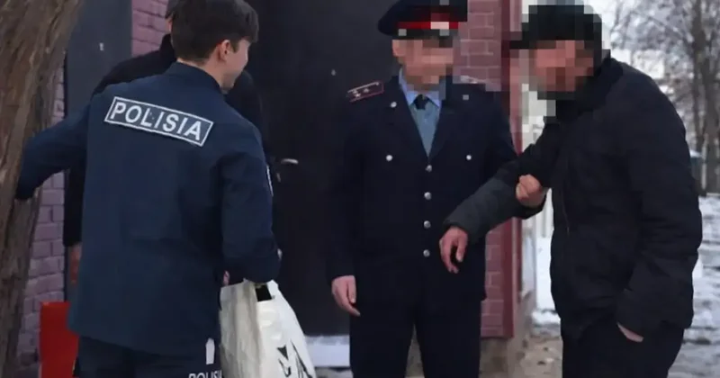 Поиграли в полицейских: жителей Актау оштрафовали за переодевание