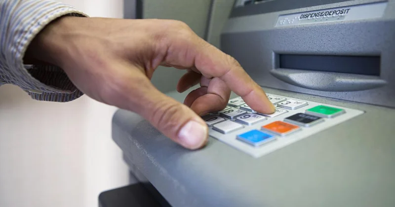 Астанчанка одолжила свой счет неизвестному и попала под уголовную статью