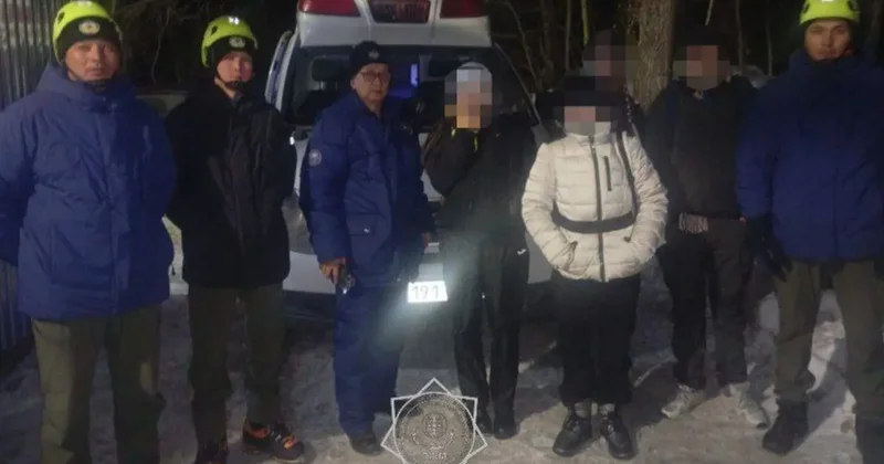 Спасатели помогли туристам, застрявшим в горах Алматы