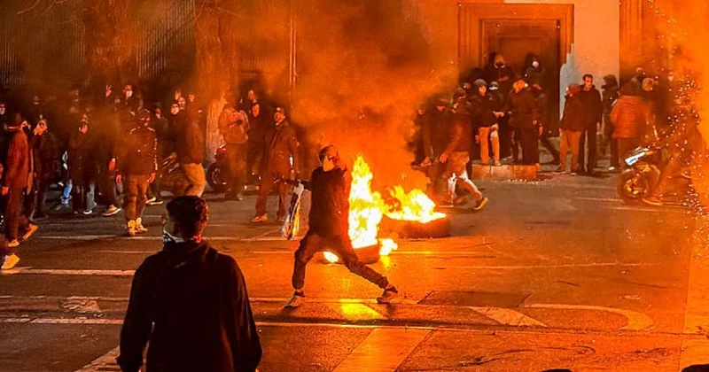 Time: В Иране погибли около 30 000 человек за два дня протестов