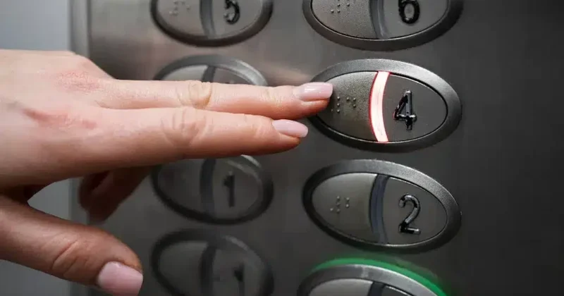 Астанада құтқарушылар лифтіде қалып қойған 5 адамды шығарып алды