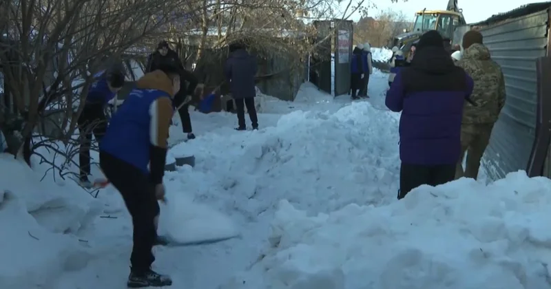 Ақмолалық еріктілер жалғызлікті қариялардың ауласын қардан тазалады