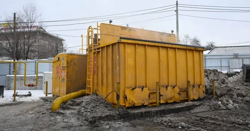 Алматыда қарды арнайы құрылғымен ерітіп жатыр