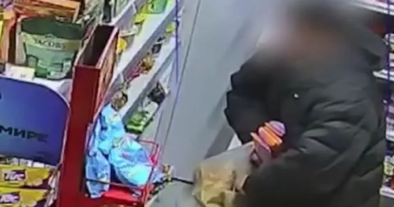 Мужчина в штанах вынес шоколад из магазина и продал его прохожим в Астане (видео)