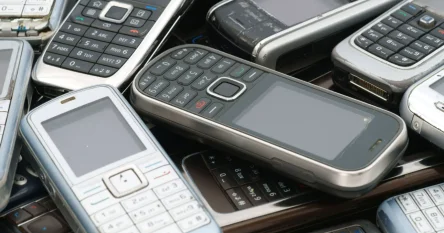 Аймагамбетов предложил оставить кнопочные телефоны школьникам