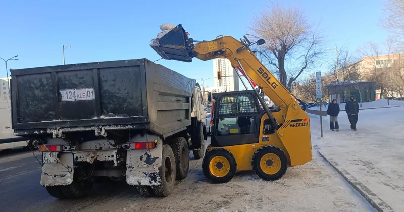 Астанадан бір түнде 53 мың текше метр қар мен мұз шығарылды