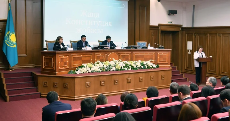 Президент Іс басқармасының ұжымы жаңа Конституция жобасын қолдады