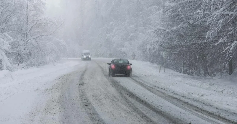 Метели и снежные заносы: водителей предупредили о непогоде в 8 областях