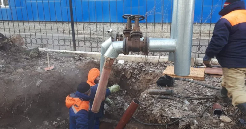 Петропавлда ыстық су құбыры жарылып, 25 адам баспанасыз қала жаздады