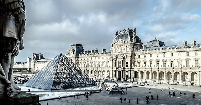 Атышулы ұрлық пен алаяқтық дауы: Лувр директоры қызметінен кетті