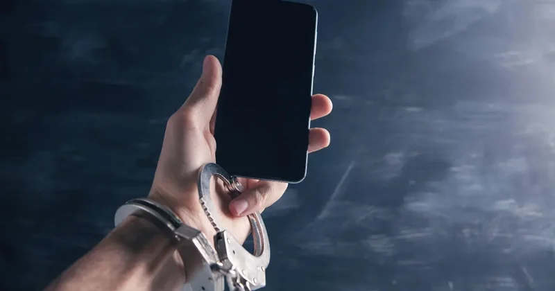 Смартфоны для осуждённых из колоний поселений: МВД объяснило, зачем это нужно
