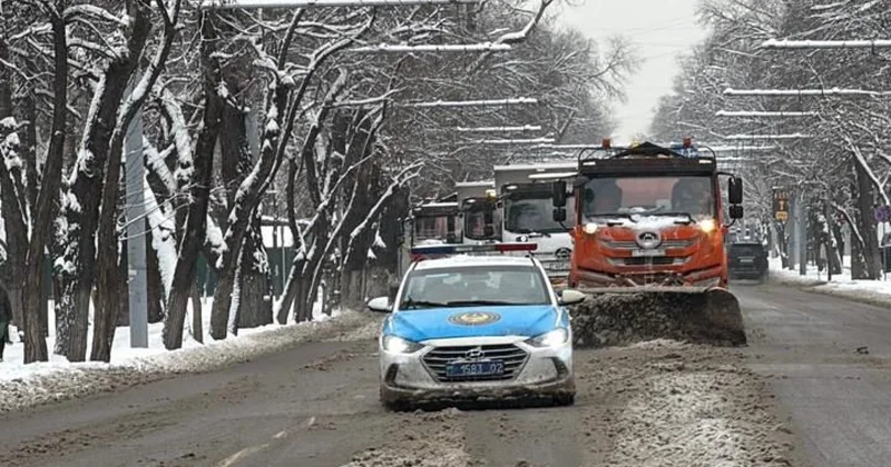 Снегопад продолжается: город очищают в четвертый раз за сутки, привлекли тысячи рабочих