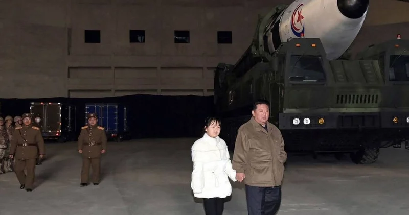 Ким Чен Ын жасөспірім қызына зымыран басқармасын бақылауды сеніп тапсырды