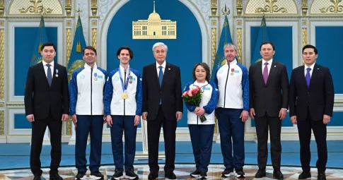Глава государства наградил чемпиона ХХV зимних Олимпийских игр Михаила Шайдорова