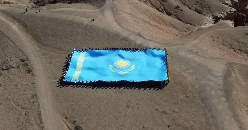 Гигантский флаг развернули на Чарынском каньоне в поддержку новой Конституции