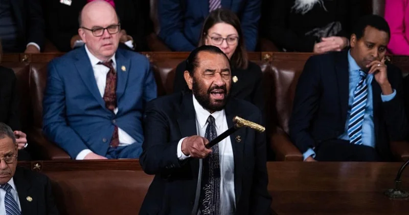 Чернокожие не обезьяны : конгрессмена вывели из зала во время выступления Трампа (видео)