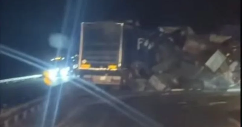 Фура перегородила дорогу: пострадали два человека на юге Казахстана