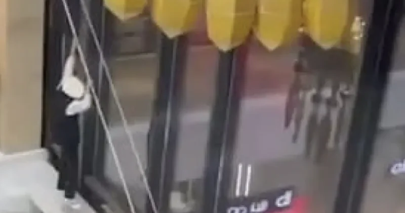 Жасөспірім биіктен секіріп, орталықтың шатырын тесіп өтті: видео