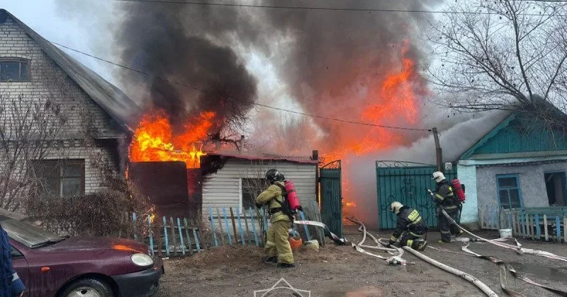 В Уральске из огня вывели женщину и вынесли баллон
