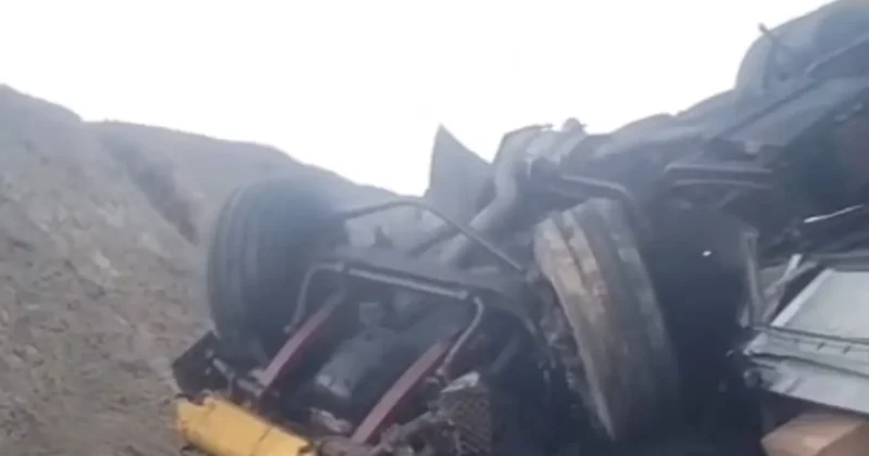 Фура раздавила Мазду на трассе в Жетысуской области