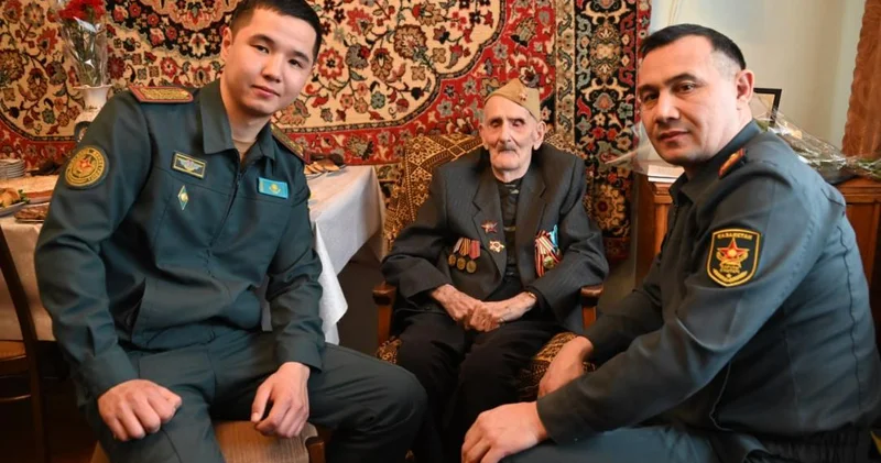 Қарағандылық майдангерге Қорғаныс министрінің құттықтау хаты табысталды