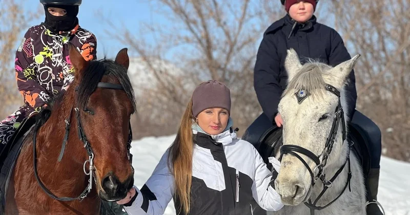 Шығысқазақстандық әйел жүйрік баптап, науқас балаларды понимен серуендетеді