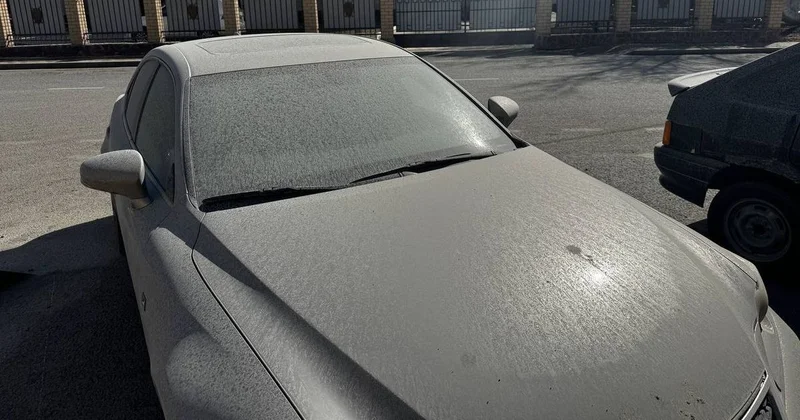 Жители Атырау пожаловались на бело серые разводы на машинах после сильных дождей