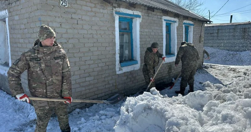 Военные и спасатели работают над предотвращением подтоплений в Аркалыке