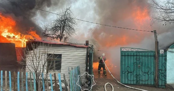 Пожар в Уральске: огонь перекинулся на соседний дом