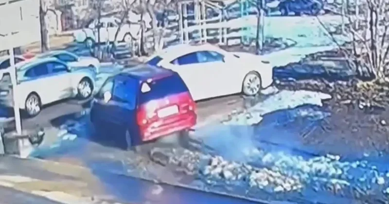 Пошла на таран: пьяная водительница без прав в Курчатове наехала на припаркованные машины